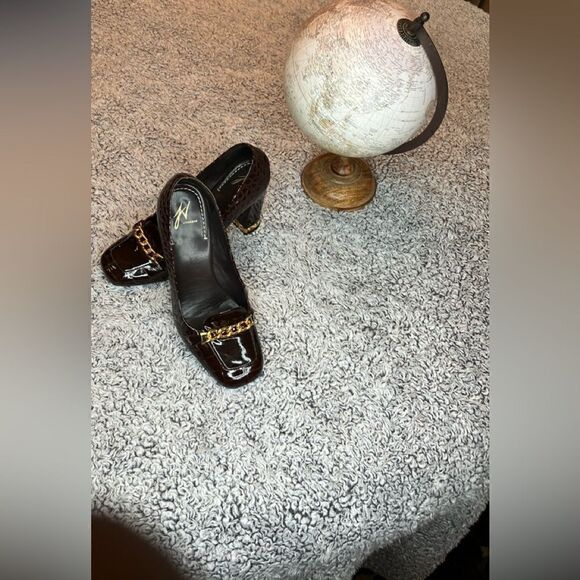 j VINCENT 8.5 Preppy Brown Patent Leather Chain Detail Block Heel w/Gold Trim - Picture 3 of 12